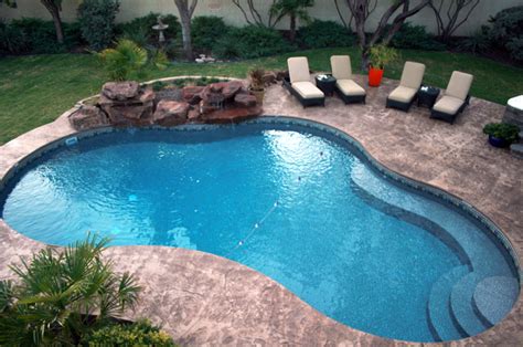 Irregular Shape Pool .